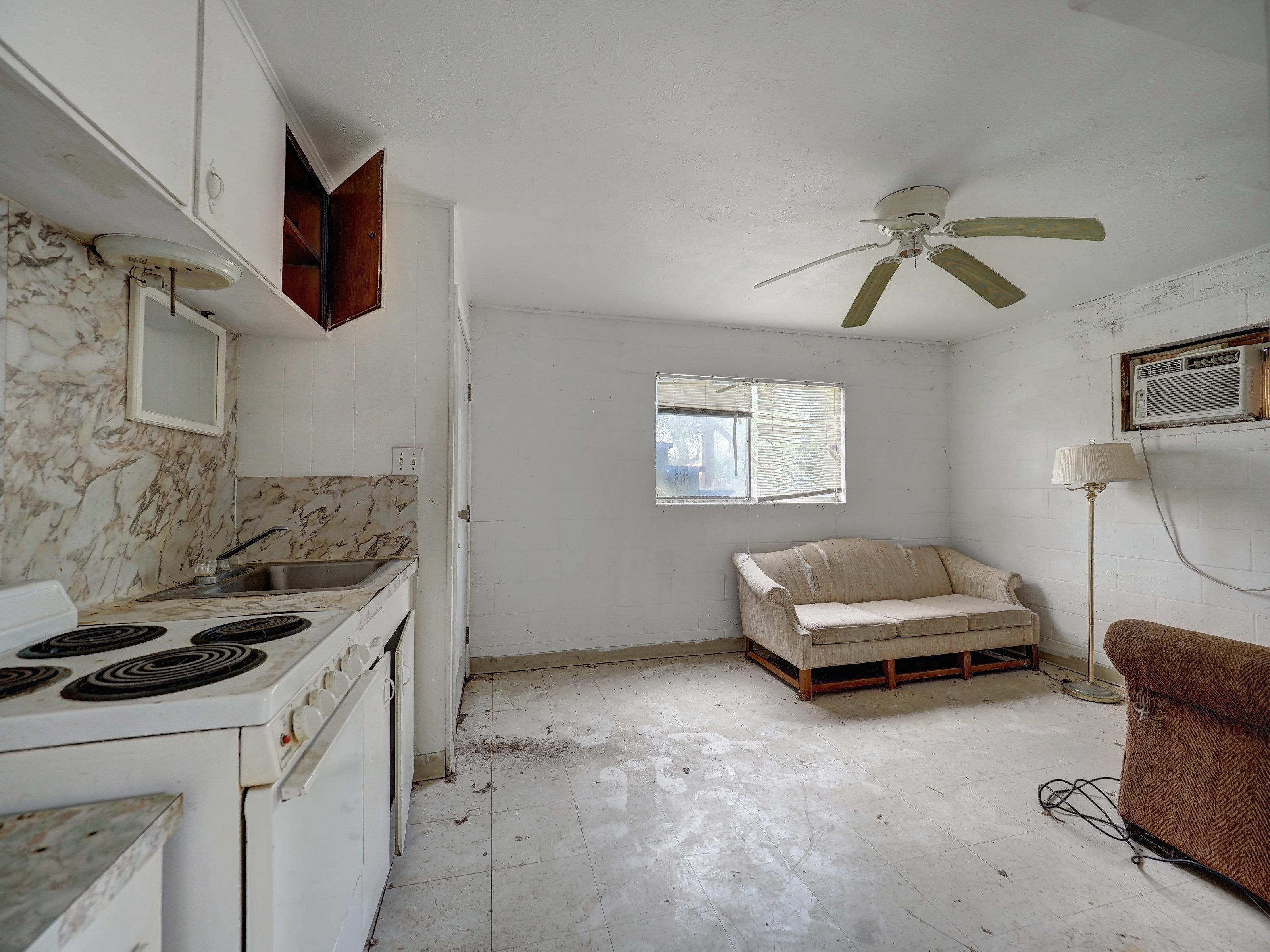 628 W Mesquite Ave, Kingsville - Photo 3 of 10