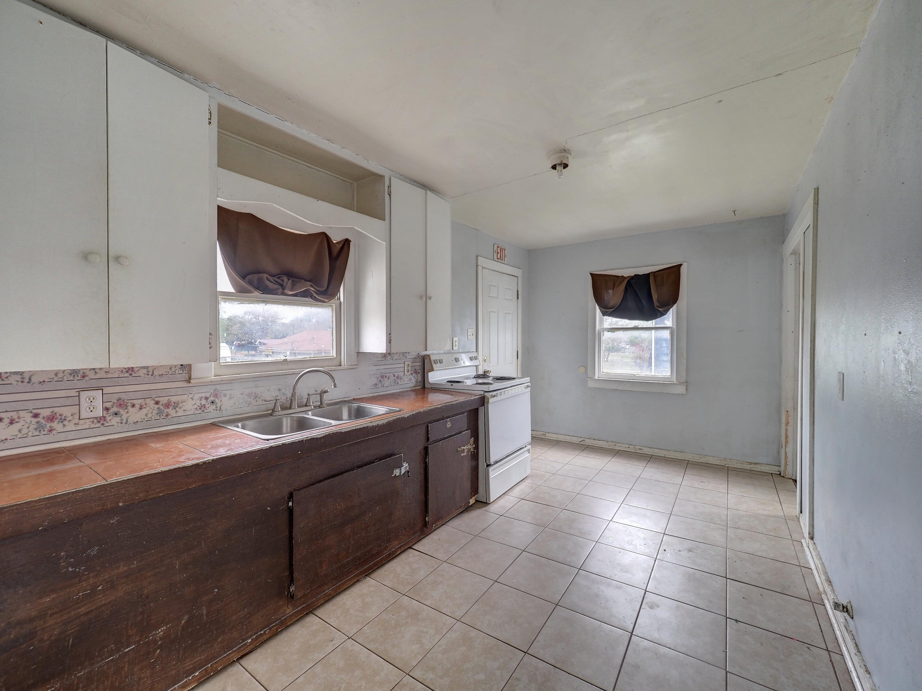 307 W Lee Ave, Kingsville - Photo 2 of 4