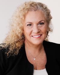Reyne Stapelmann - Professional headshot
